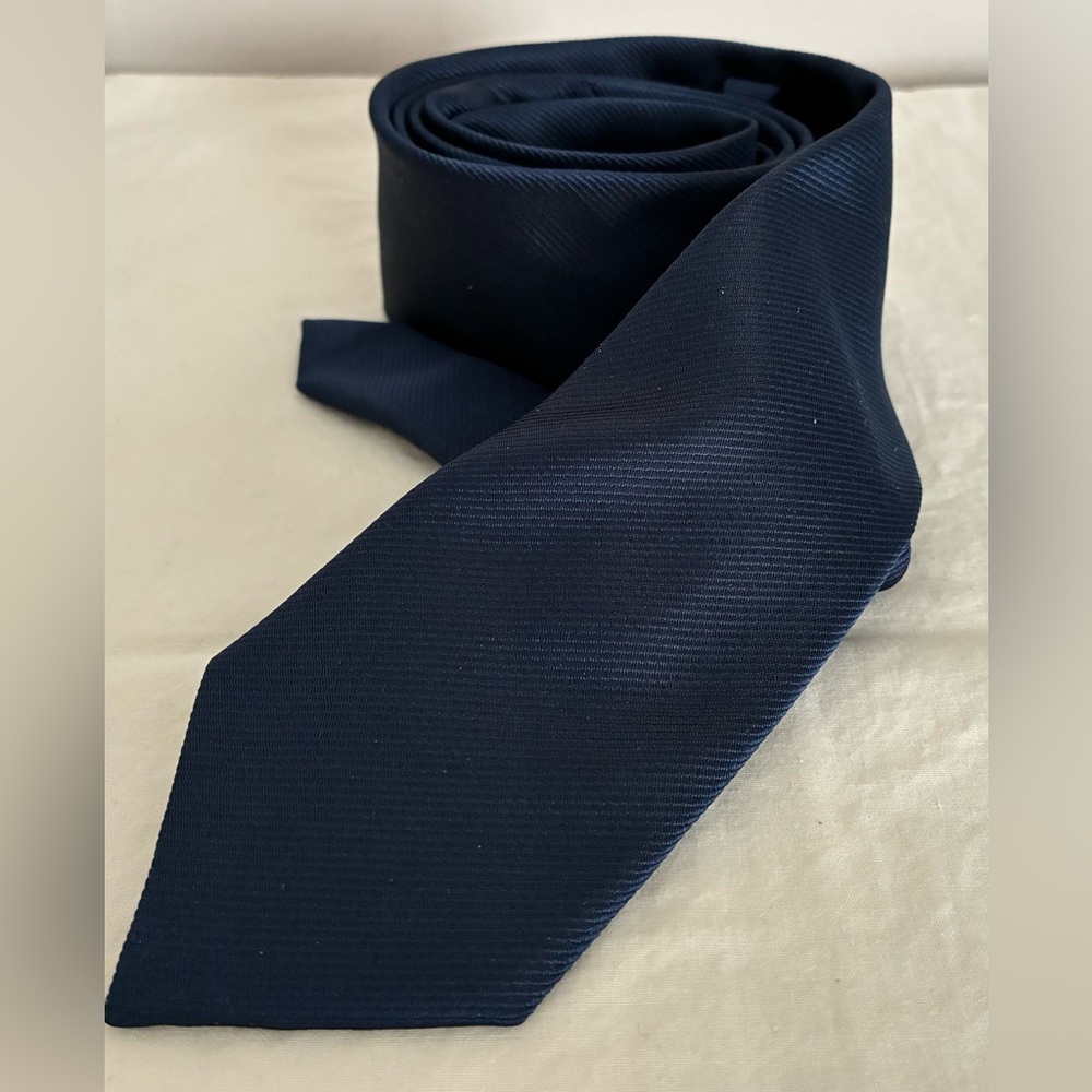 H&M Men’s Solid Pattern Navy Blue Necktie, 100% Polyester; Size 2.25” x 58”